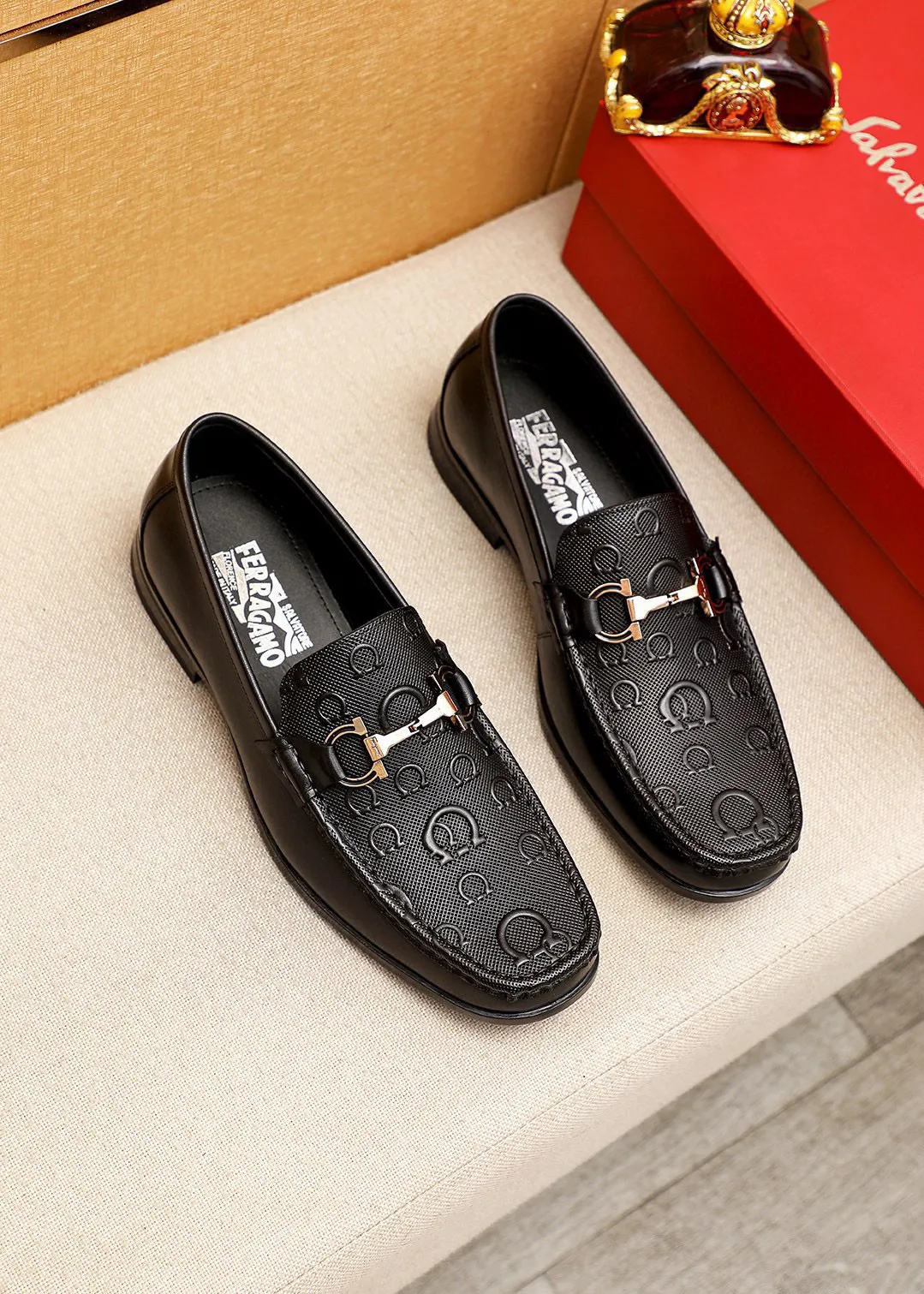 Men's shoes 💰460 💐 Product trademark: Ferragamo "Ferragamo" casual leather shoes Regular size: 38-44 (45.46🉑️customized) Product materials: Selected imported first-layer calfskin embossed upper + luxury hardware buckle, imported water-dyed cow leather lining. Strong three-dimensional visual effect, original rubber outsole Color: 1⃣️color optional